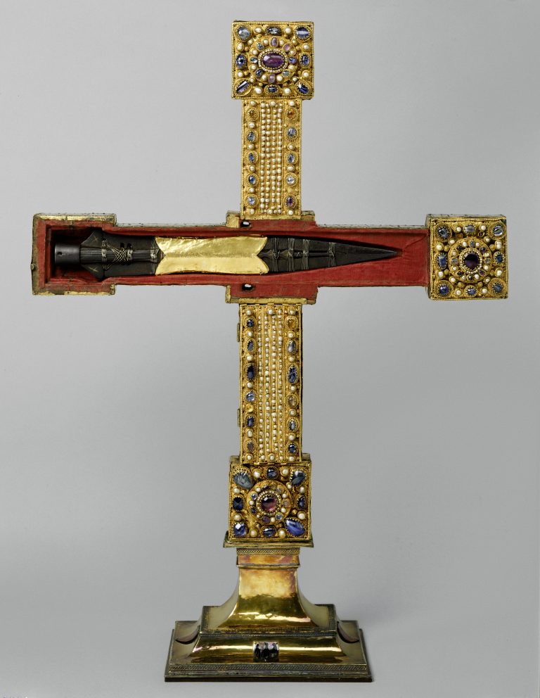 Opened Imperial Cross with Holy Lance – Front <br>©KHM-Museumsverband